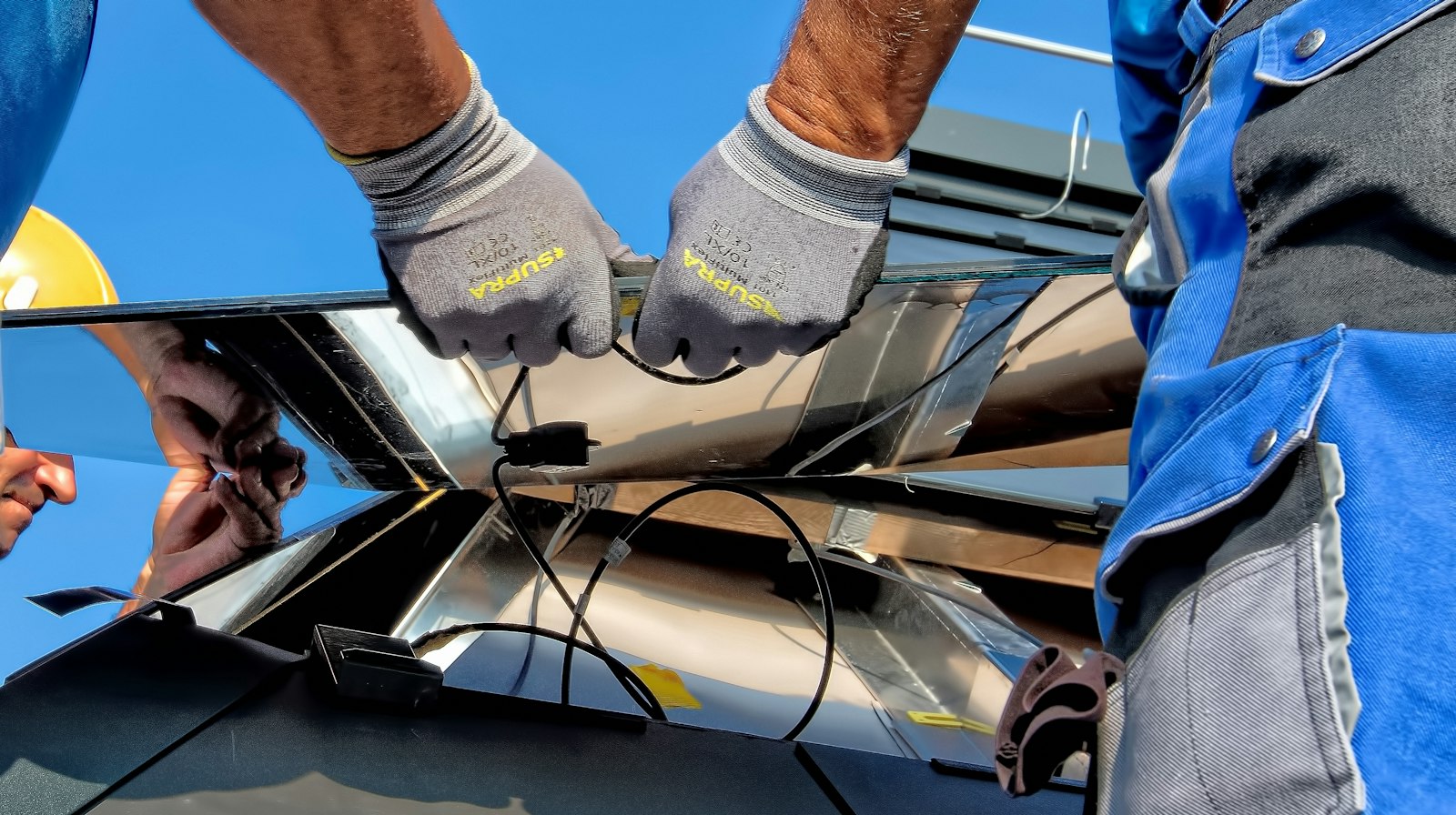 Pose et raccordement d’un panneau photovoltaïque par un technicien SOLMEA ENERGY